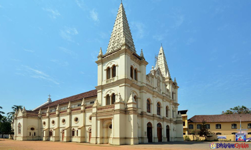 सांता क्रूज़ कैथेड्रल बेसिलिका केरल में भारत का सबसे बेहतरीन और प्रभावशाली चर्चों में से एक चर्च है।