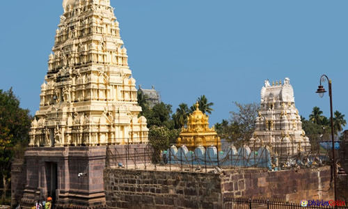 हिंदू धर्म के अनुसार श्रीशैलम को एक पवित्र शहर माना जाता है, यह हैदराबाद राज्य में स्थित है। 
