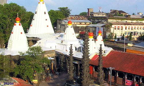 पश्चिम बंगाल का बकरेश्वर मंदिर, सिउरी शहर बीरभूम जिले में पापरा नदी के तट पर स्थित है।