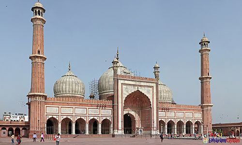 दिल्ली की जामा मस्जिद का निर्माण मुगल बादशाह शाहजहाँ ने करवाया था।