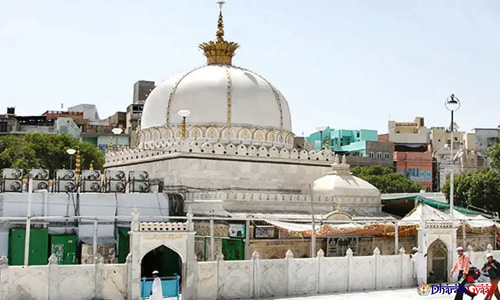 ख्वाजा मोइनुद्दीन हसन चिश्ती का मकबरा अजमेर शहर में है।